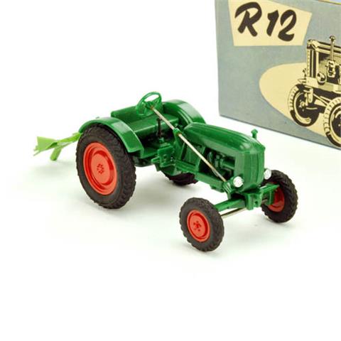 Traktor Hanomag R 12, dunkelgrün (im Ork)