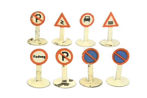 Konvolut 8 Verkehrszeichen aus Blech